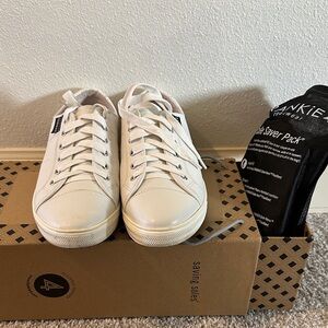 Frankie4 White Women's Sneakers